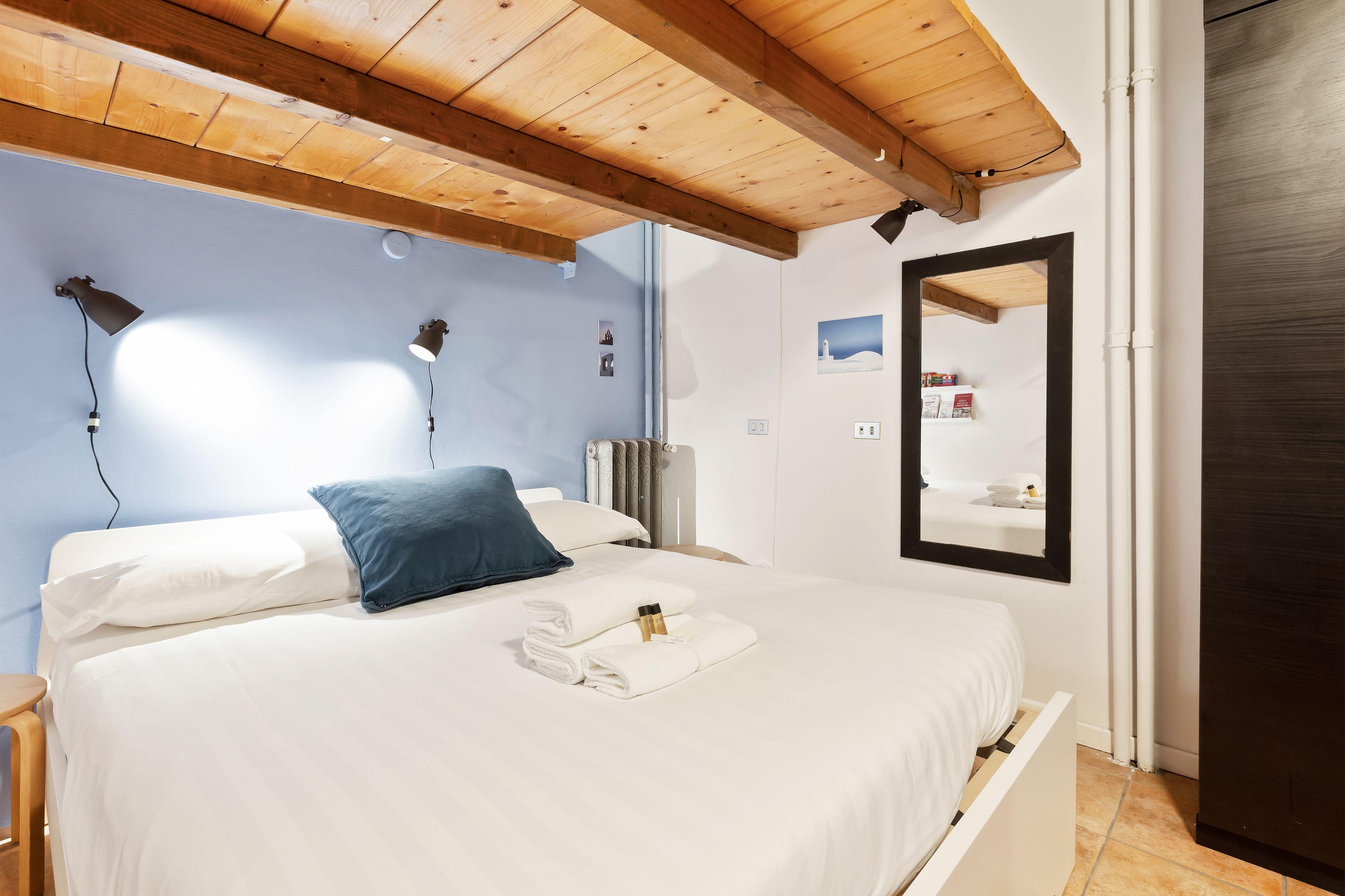 Guesthost - Cosy Nest Isola District Heart — Photos 1